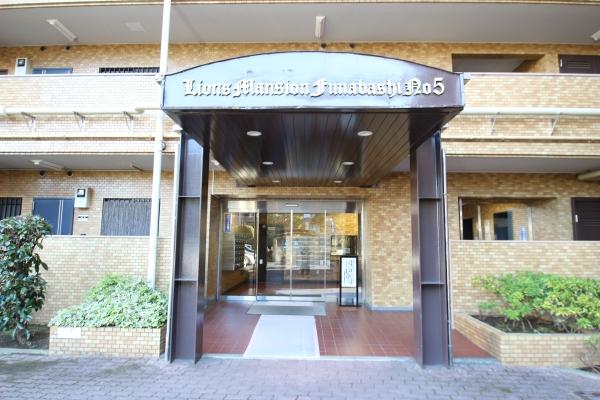 マンション敷地内入口