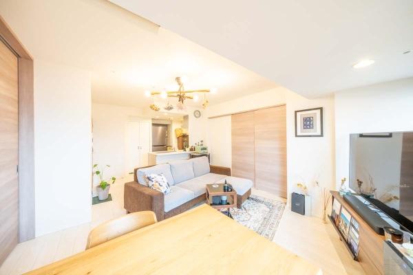 16.3畳の広々リビングで家族団らん