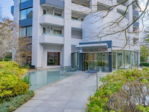 クレッセントウォーターに浮かぶメインエントランス