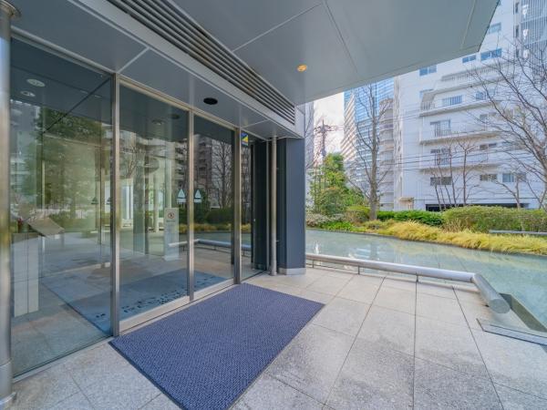 クレッセントウォーターに浮かぶメインエントランス