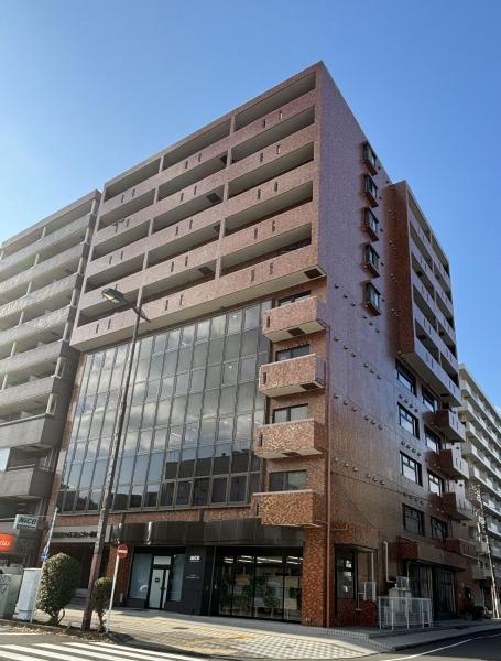 温かみのあるブラウンタイルが、やさしい印象を与えるマンション。