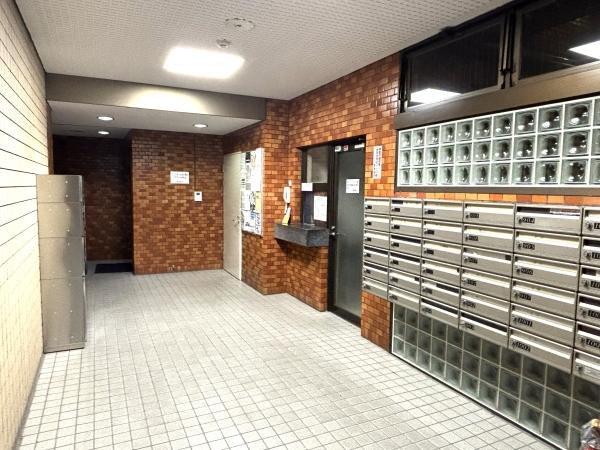 居住者を出迎えるマンション入口