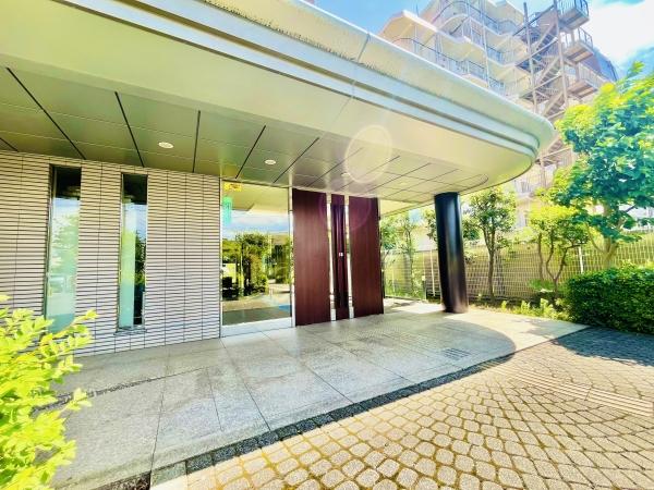 重厚感のあるエントランス