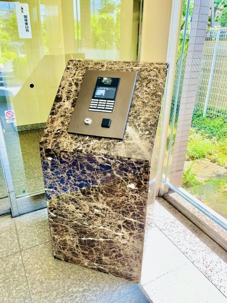 重厚感のあるエントランス