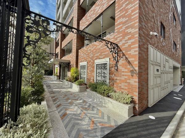 居住者を迎えるエントランスアプローチ