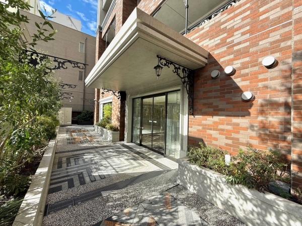 居住者を迎えるエントランスアプローチ