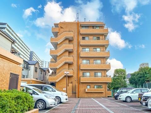 駅近ながら静かな住宅街に位置し、通勤・通学にも便利なマンション