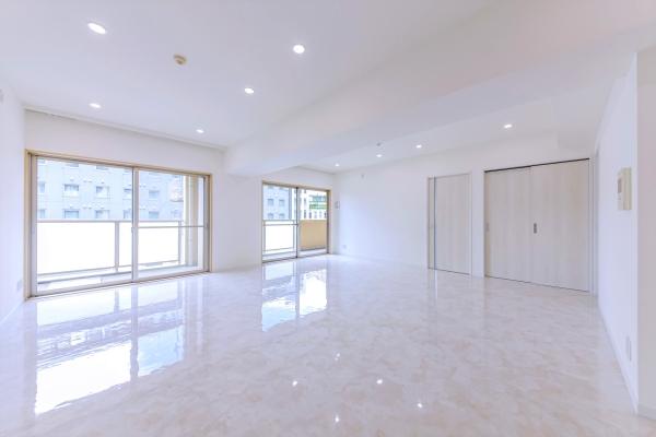 リビング・ダイニング　南向きにつき日当たり良好