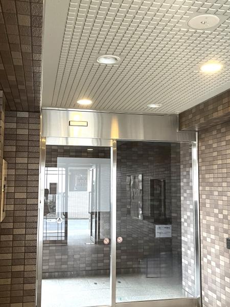 街並みに映えるお洒落なエントランス