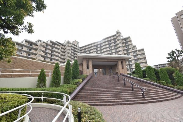 存在感のあるマンションエントランスがあなたのお帰りをお出迎えします。