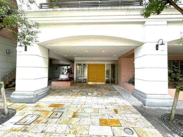 中世ヨーロッパをイメージした石畳やアーチ型の門をあしらったエントランス