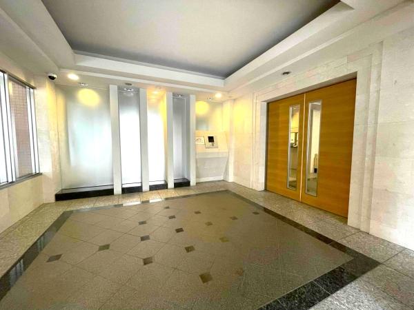 中世ヨーロッパをイメージした石畳やアーチ型の門をあしらったエントランス