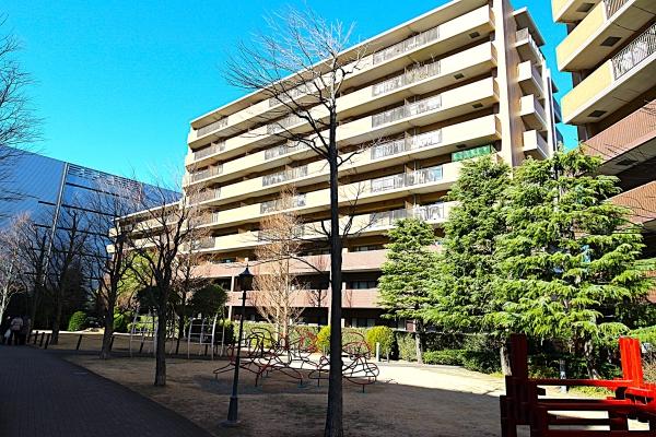 重厚感あるタイル貼りのマンションです。