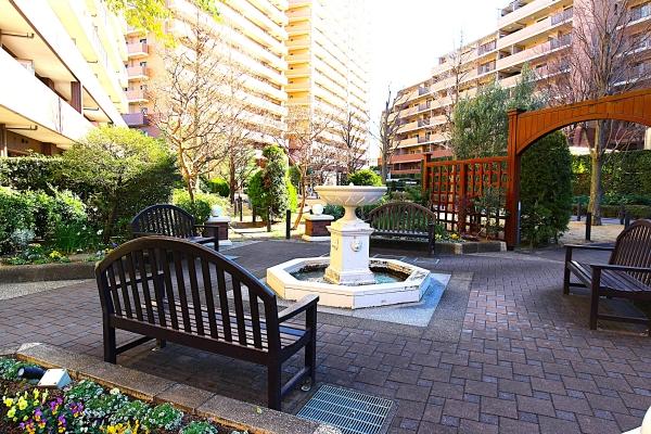 Ａ棟の南側エントランスアプローチ。