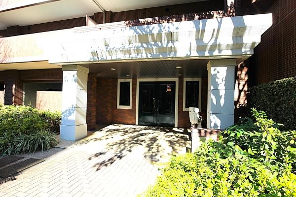 Ａ棟の南側エントランスアプローチ。