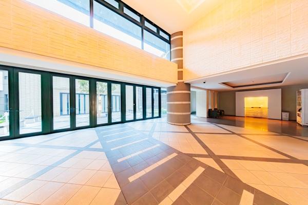 目の前は交通利便性の高い道路です