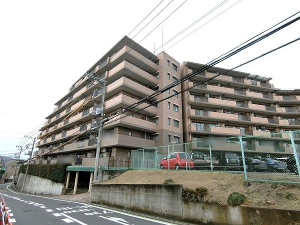 総戸数１１５戸　８階建　タイル貼りの外観