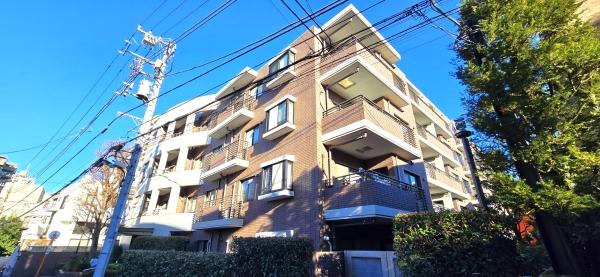 前面タイル張りの外観。3駅利用可です。