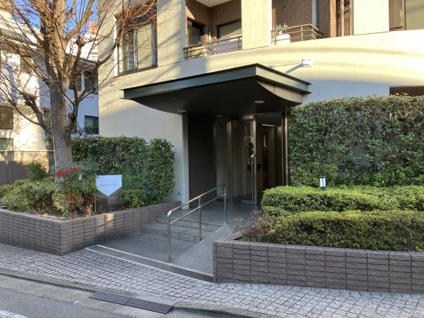 住まう方を迎え入れる天然花崗岩、天然大理石を採用したエントランス