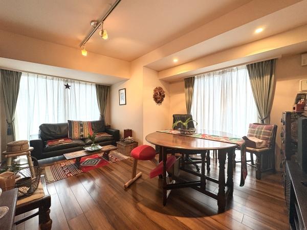 ご家族団らんの空間。二面採光のため、解放感がございます。