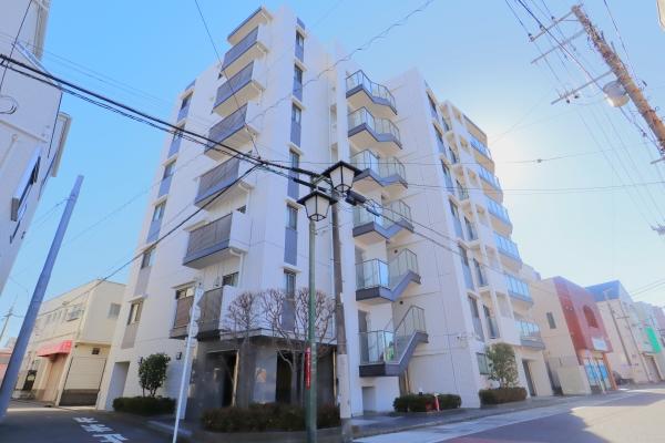 角地に佇む、モダンフォルムマンション