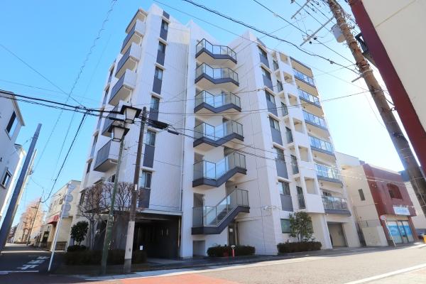 落ち着きのある色合いのタイルをあしらったモダンな外観