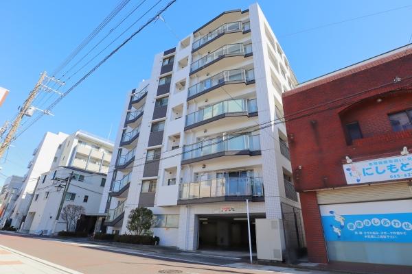 落ち着きのある色合いのタイルをあしらったモダンな外観