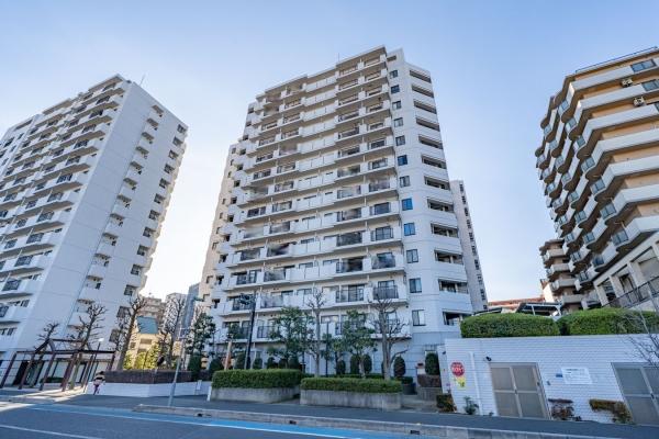 タイル張りの外観