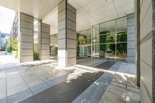 正面エントランス入口