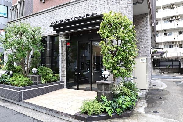 品の良い重厚なデザインのマンションエントランス