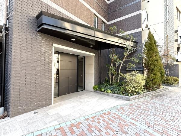 美しい植栽が印象深いエントランス