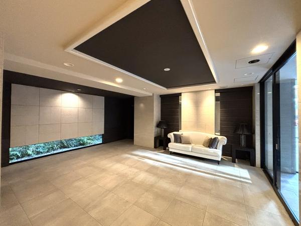 美しい植栽が印象深いエントランス