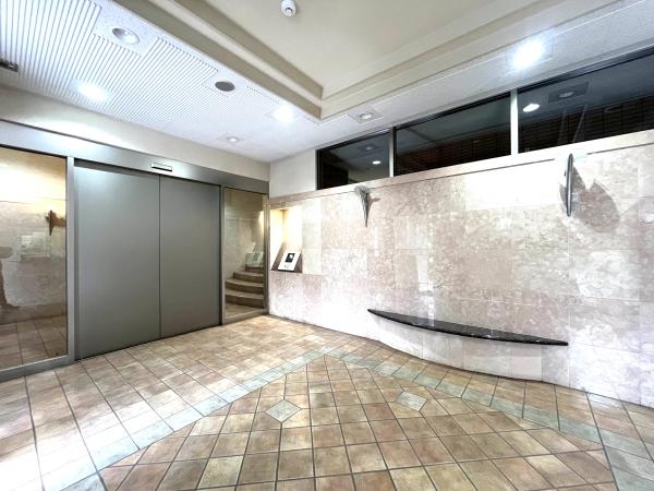 不審者や勧誘員などの建物内立ち入りを防いでくれるオートロック付きのエントランスです。