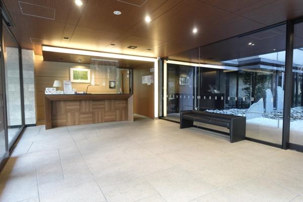 マンション前には四季折々の変化を楽しめる街路樹が並んでいます。