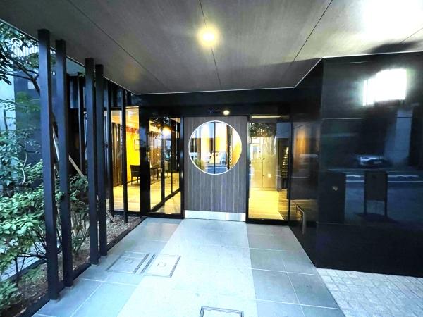 ガラス張りにより、開放的でホテルライクな空間のエントランス