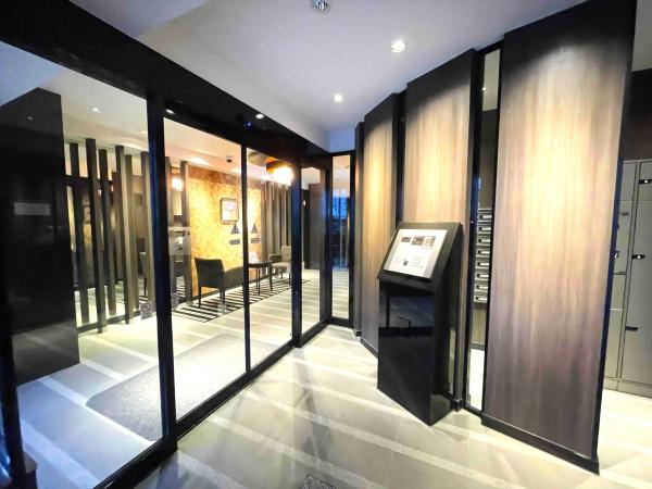 ガラス張りにより、開放的でホテルライクな空間のエントランス