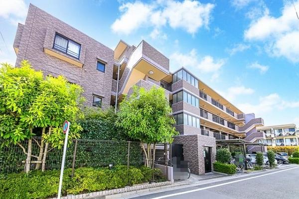 2000年4月築、４階建ての低層マンションです。