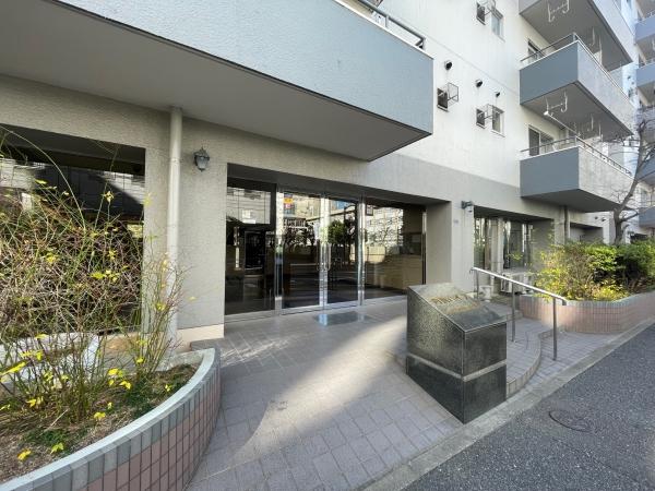 正面エントランス