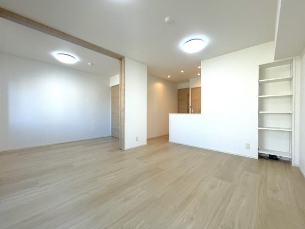 リビングと洋室の間仕切りを開放することで広々としたリビングとしてもお使いいただけます。