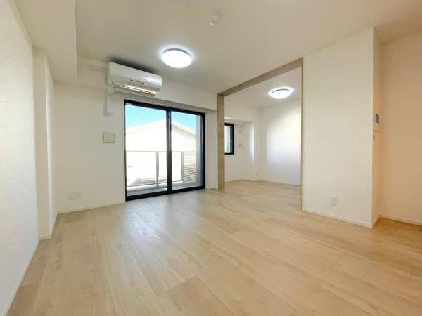 リビングと洋室の間仕切りを開放することで広々としたリビングとしてもお使いいただけます。