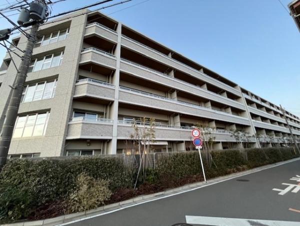 2020年2月築。総戸数72戸、ペットと暮らせるマンション（犬・猫は2匹まで、飼育細則あり）