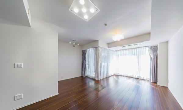 南西向きの開口部から豊かな陽光が差し込むリビングダイニング、天井埋込形エアコン、床暖房完備