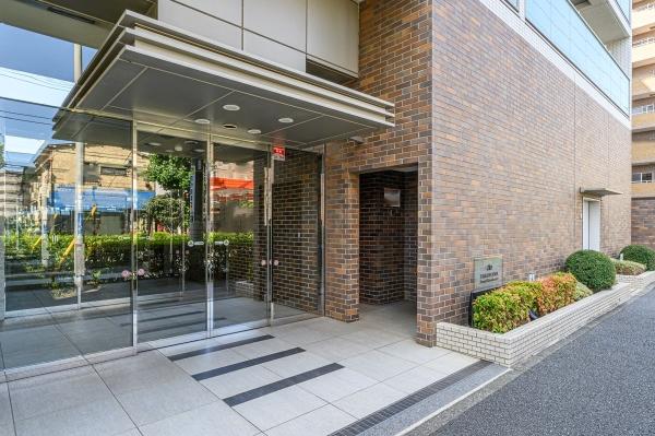 邸を囲うように配置された植栽計画は低高木が織り交ぜており、柔らかな雰囲気