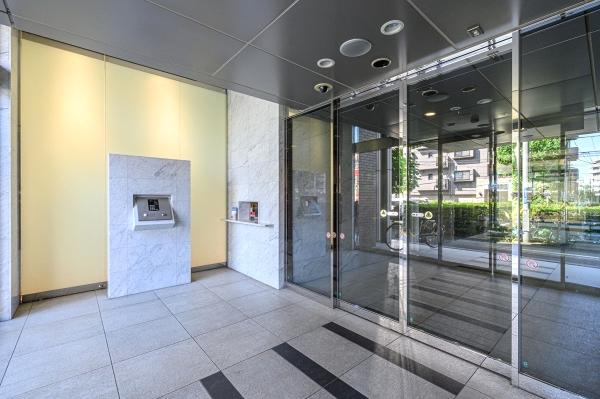 邸を囲うように配置された植栽計画は低高木が織り交ぜており、柔らかな雰囲気