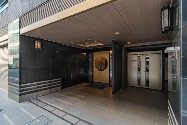 御影石貼りのエントランスアプローチ