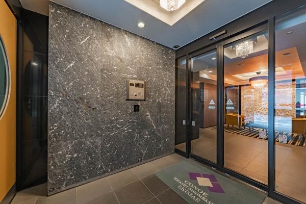 御影石貼りのエントランスアプローチ