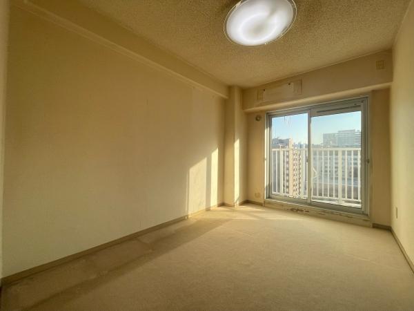 バルコニー側の洋室。家具・備品は販売価格には含まれません。