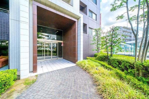 重厚感溢れるマンションアプローチ