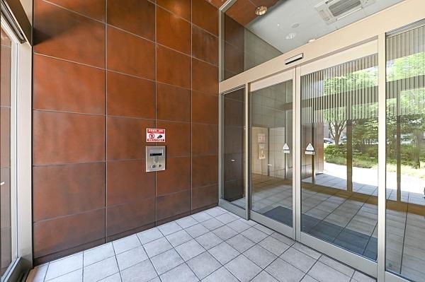 重厚感溢れるマンションアプローチ