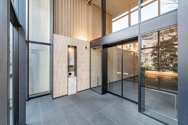 開放感のある2層吹抜けエントランス